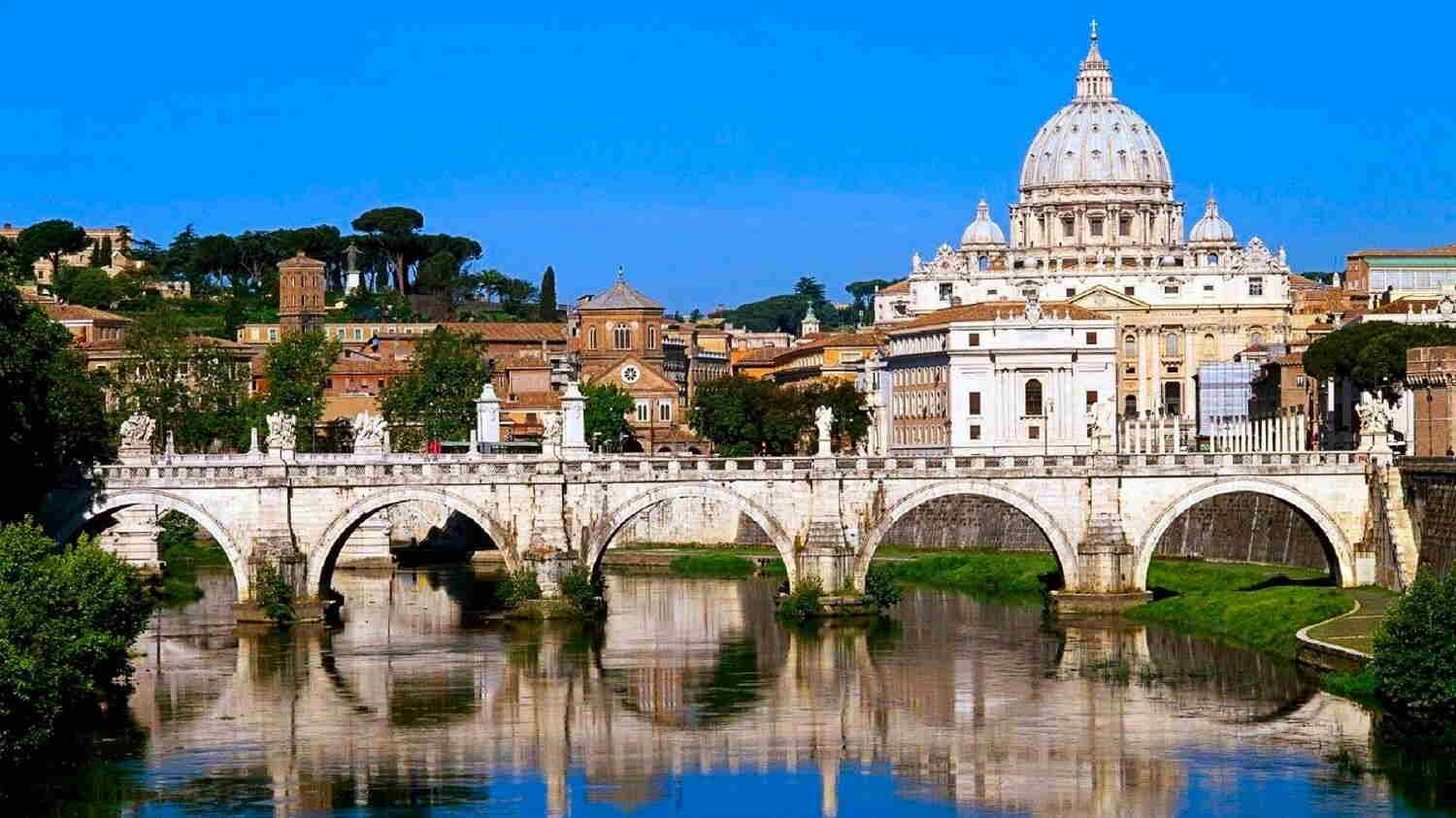 What is the best time of day to visit the Vatican?